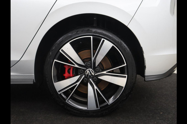 Volkswagen Golf 1.4 eHybrid GTE | Stoelverarming | Trekhaak | Carplay | Adaptive cruise | 18'' | Sportstoelen | Navigatie | Sfeerverlichting | Climate control | Parkeerhulp | PHEV | Plug In