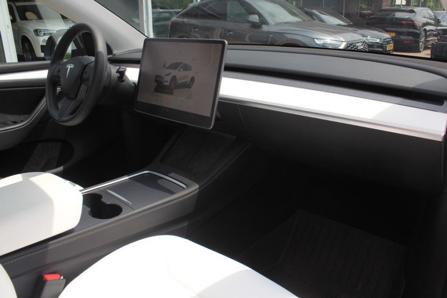 Tesla Model Y Performance AWD 75 kWh / Trekhaak / Autopilot / Panoramadak / Camera / 21'' / Keyless / Leder / Dodehoek / Navigatie / Stoelverwarming