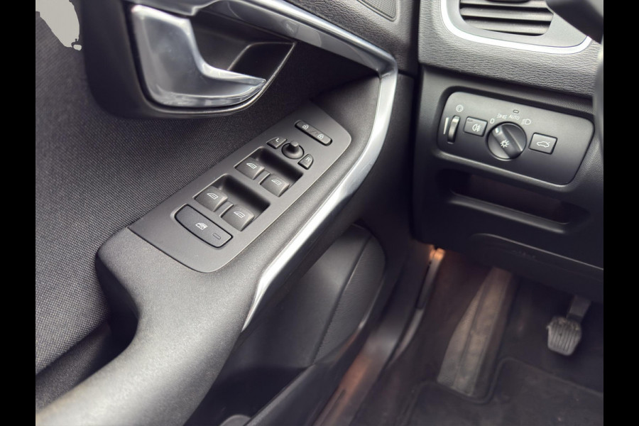 Volvo V40 2.0 T2 Kinetic | Camera + Sensoren | Navigatie | L.M.Velg | 17"Velg | Led koplampen |