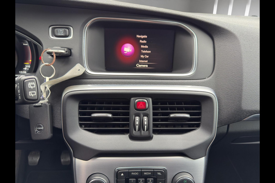 Volvo V40 2.0 T2 Kinetic | Camera + Sensoren | Navigatie | L.M.Velg | 17"Velg | Led koplampen |
