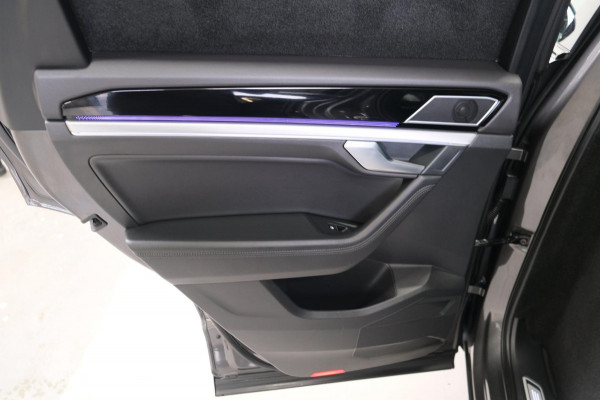 Volkswagen Touareg R-Line 3.0L V6 286pk > GRIJSKENTEKEN < Airco, Cruise, Navi, PDC, Luchtvering, Camera, Schuifdak, Trekhaak.