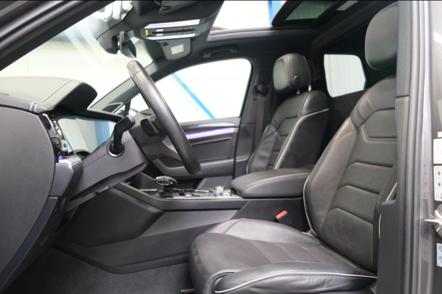 Volkswagen Touareg R-Line 3.0L V6 286pk > GRIJSKENTEKEN < Airco, Cruise, Navi, PDC, Luchtvering, Camera, Schuifdak, Trekhaak.