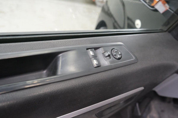 Opel Vivaro 2.0 CDTI L3H1 DC Innovation 2x Schuifdeur - N.A.P. Airco, Cruise, Navi, PDC, Camera, Trekhaak.