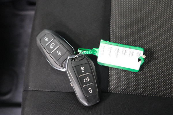 Opel Vivaro 2.0 CDTI L3H1 DC Innovation 2x Schuifdeur - N.A.P. Airco, Cruise, Navi, PDC, Camera, Trekhaak.