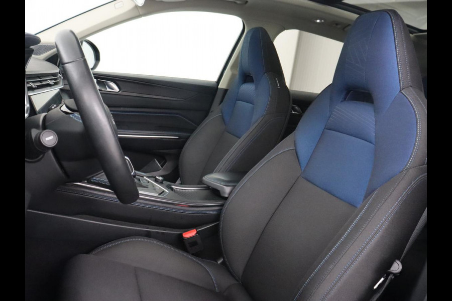 Lynk & Co 01 1.5 Plug In | Panoramadak | Trekhaak | Infinity by Harman | Camera | Adaptive cruise | Stoelverwarming | Carplay | Memory | Full LED | PHEV