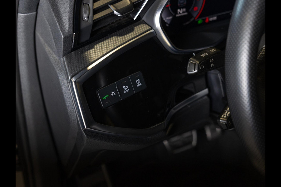 Audi Q3 35 TFSI 2x S Line / 150pk / Panorama dak / Achteruitrij camera / Keyless entry /