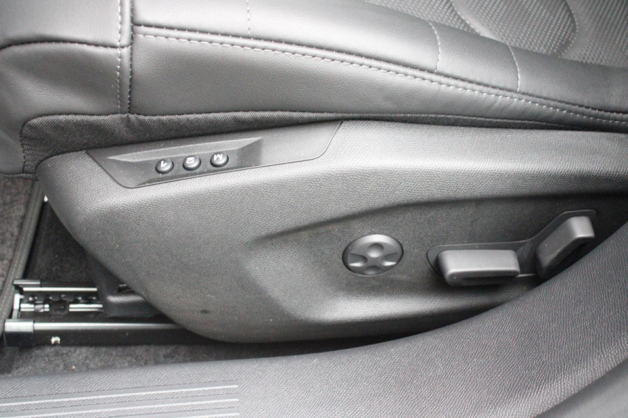 Citroën C5 X 1.6 Plug-in Hybrid 225PK MAX | PANORAMISCH SCHUIF / KANTELDAK | ELEKTRISCHE VOORSTOELEN MET GEHEUGEN | VOORSTOEL VENTILATIE | VOORSTOEL VERWARMING | VOORSTOELEN MET MASSAGE FUNCTIE | LEDEREN BEKLEDING | STUUR VERWARMING | DRAADLOOS APPLE CARPLAY / ANDROID AUTO | 360° CAMERA | KEYLESS ENTRY / START | 19"LICHTMETALEN VELGEN | ELEKTRISCH BEDIENBARE ACHTERKLEP MET HANDSFREE FUNCTIE | HEADUP DISPLAY | NAVIGATIE | ADAPTIVE CRUISE CONTROL |