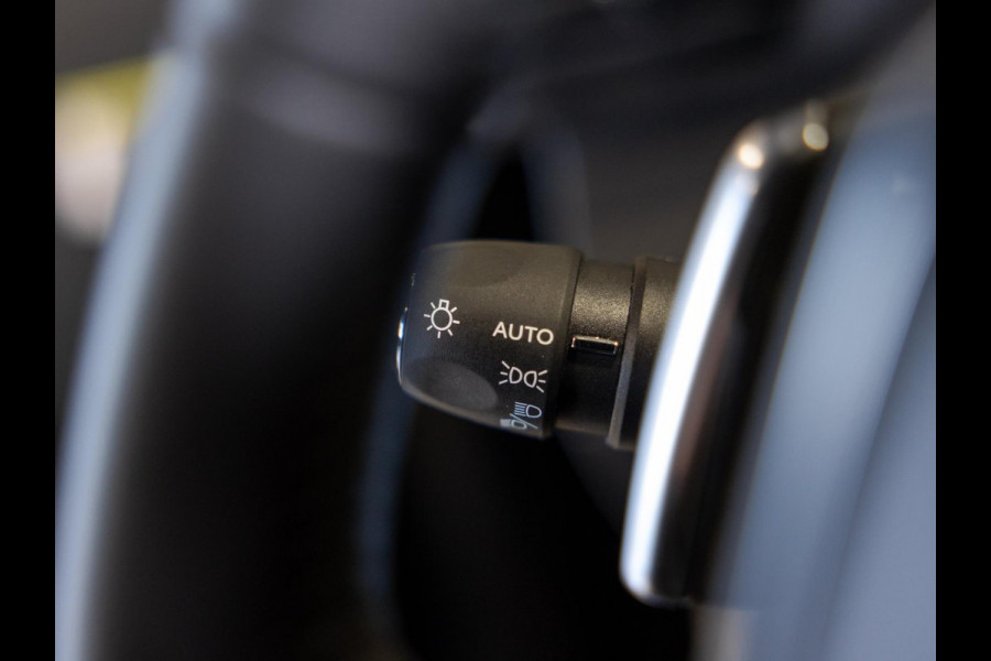 Peugeot 2008 1.2 Hybrid 136 Allure / 136pk / Dodehoek herkenning / Apple CarPlay / Adaptieve Cruise control /