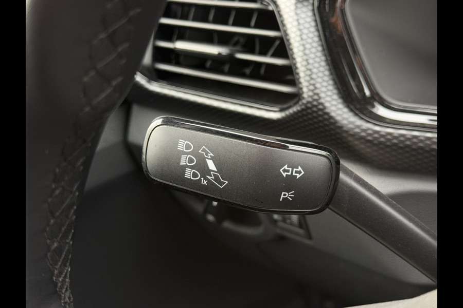 Volkswagen T-Cross 1.0 TSI Life / Adaptive Cruise / Carplay / Navigatie / Airco / Achteruitrij- camera /