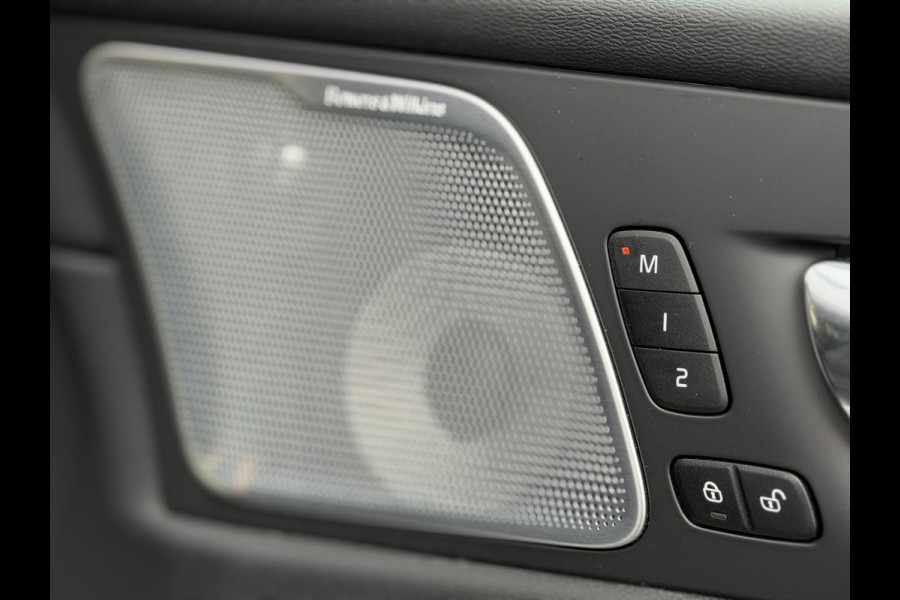 Volvo XC60 2.0 T8 Plug-in hybrid AWD R-Design |Facelift|Pano|Bowers & Wilkins|Stoel Ventilatie|Pilot Assist|Trekhaak