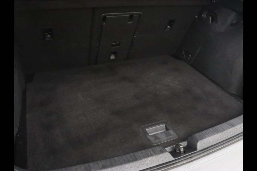 Volkswagen Golf 1.0 eTSI Life | Camera | Carplay | Navigatie | Sfeerverlichting | Parkeerhulp | Adaptive cruise | Digital Cockpit | Climate control | Bluetooth | Full LED