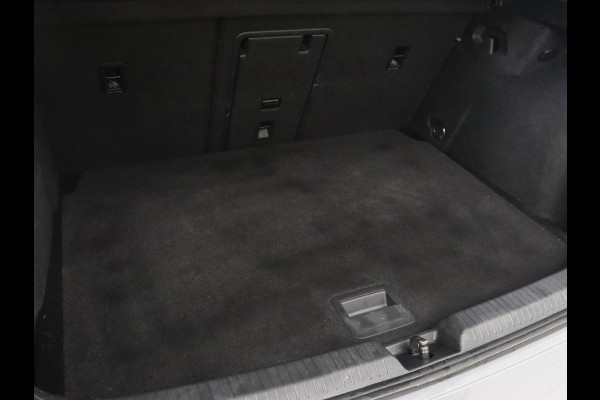 Volkswagen Golf 1.0 eTSI Life | Camera | Carplay | Navigatie | Sfeerverlichting | Parkeerhulp | Adaptive cruise | Digital Cockpit | Climate control | Bluetooth | Full LED