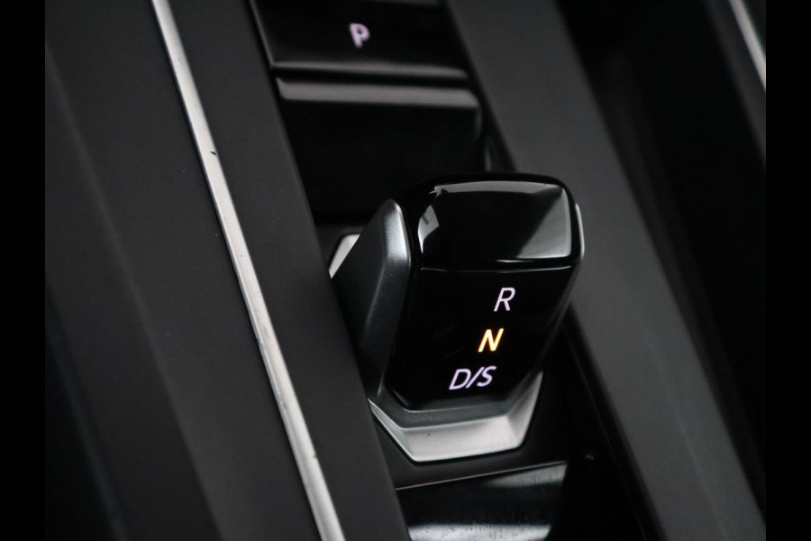 Volkswagen Golf 1.0 eTSI Life | Camera | Carplay | Navigatie | Sfeerverlichting | Parkeerhulp | Adaptive cruise | Digital Cockpit | Climate control | Bluetooth | Full LED