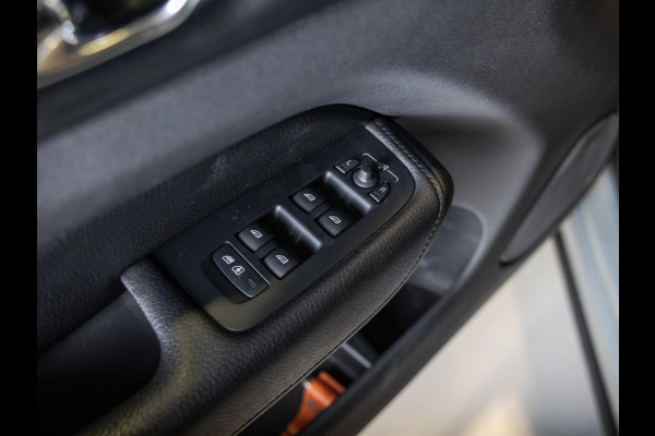 Volvo XC60 2.0 T8 Twin Engine AWD Inscription / 407pk / ERAD vervangen / Trekhaak / Panorama dak / Stoelverwarming /