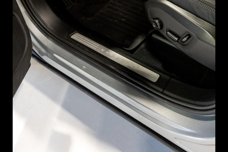 Volvo XC60 2.0 T8 Twin Engine AWD Inscription / 407pk / ERAD vervangen / Trekhaak / Panorama dak / Stoelverwarming /