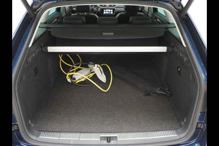 Škoda Superb Combi 1.4 TSI iV Style | Panoramadak | Canton | Trekhaak | 360 | Keyless | Adaptive Cruise | Carplay
