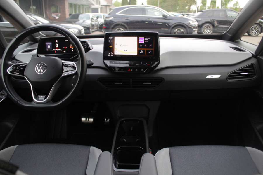 Volkswagen ID.3 First Plus 58 kWh / SOH 91,6% / Trekhaak / Camera / Keyless / Matrix LED / Interieurvoorverwarming / 19'' / DAB / 19'' / Navigatie / ACC