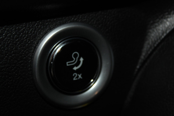 Ford Kuga 2.5-243pk PHEV ST-Line X. Van €. 54.937,- voor €. 43.735,- ! Trekgewicht van 2.100kg ! Elektr. verstelb. AGR stoelen voor, Stoel-, stuur-, voorraam- en achterbank verwarming, Elektr. panorama/schuif-kanteldak , Trekhaak elektr. wegklapbaar, B&O soundsyst. etc.