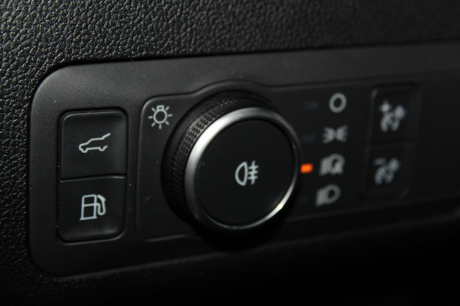 Ford Kuga 2.5-243pk PHEV ST-Line X. Van €. 54.937,- voor €. 43.735,- ! Trekgewicht van 2.100kg ! Elektr. verstelb. AGR stoelen voor, Stoel-, stuur-, voorraam- en achterbank verwarming, Elektr. panorama/schuif-kanteldak , Trekhaak elektr. wegklapbaar, B&O soundsyst. etc.