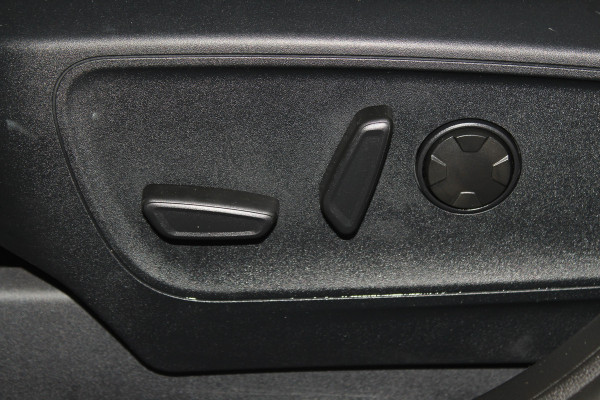 Ford Kuga 2.5-243pk PHEV ST-Line X. Van €. 54.937,- voor €. 43.735,- ! Trekgewicht van 2.100kg ! Elektr. verstelb. AGR stoelen voor, Stoel-, stuur-, voorraam- en achterbank verwarming, Elektr. panorama/schuif-kanteldak , Trekhaak elektr. wegklapbaar, B&O soundsyst. etc.