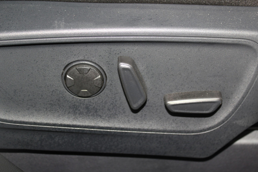 Ford Kuga 2.5-243pk PHEV ST-Line X. Van €. 54.937,- voor €. 43.735,- ! Trekgewicht van 2.100kg ! Elektr. verstelb. AGR stoelen voor, Stoel-, stuur-, voorraam- en achterbank verwarming, Elektr. panorama/schuif-kanteldak , Trekhaak elektr. wegklapbaar, B&O soundsyst. etc.