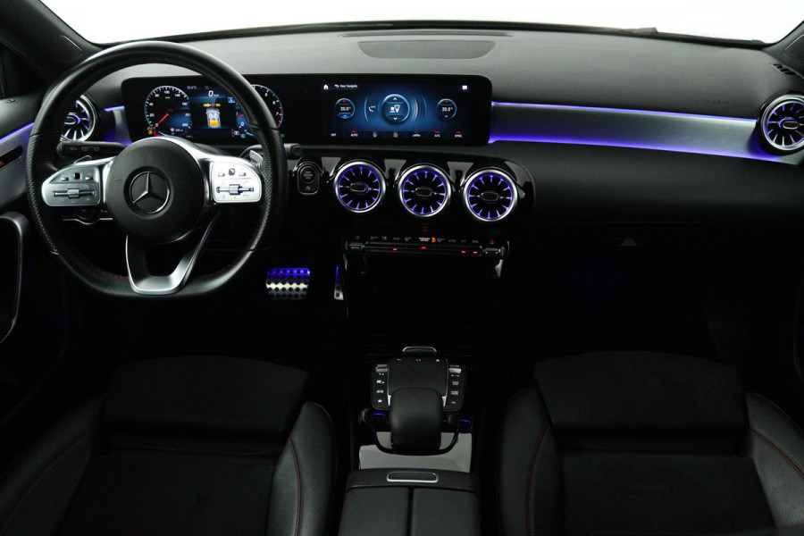 Mercedes-Benz A-Klasse 180 Business Solution AMG (STOELVERWARMING, SFEERVERLICHTING, ACHTERUITRIJCAMERA, CRUISE CONTROL, NAVI)