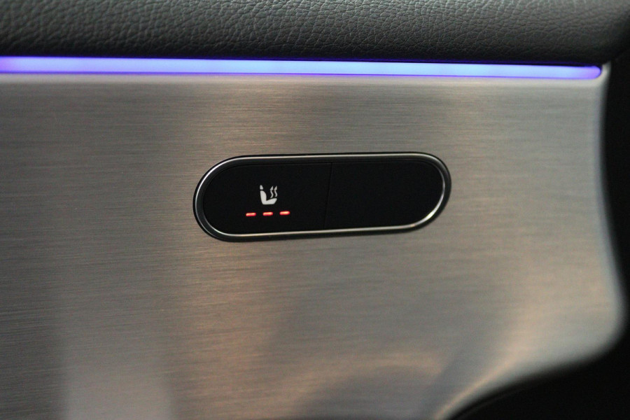 Mercedes-Benz A-Klasse 180 Business Solution AMG (STOELVERWARMING, SFEERVERLICHTING, ACHTERUITRIJCAMERA, CRUISE CONTROL, NAVI)