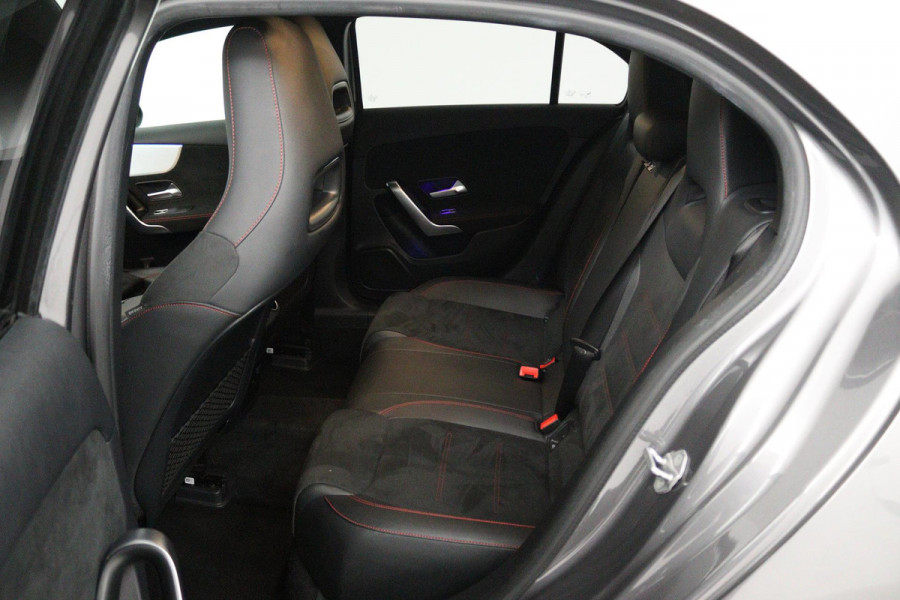 Mercedes-Benz A-Klasse 180 Business Solution AMG (STOELVERWARMING, SFEERVERLICHTING, ACHTERUITRIJCAMERA, CRUISE CONTROL, NAVI)