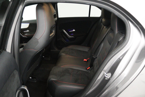 Mercedes-Benz A-Klasse 180 Business Solution AMG (STOELVERWARMING, SFEERVERLICHTING, ACHTERUITRIJCAMERA, CRUISE CONTROL, NAVI)