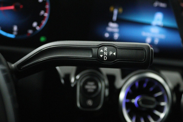 Mercedes-Benz A-Klasse 180 Business Solution AMG (STOELVERWARMING, SFEERVERLICHTING, ACHTERUITRIJCAMERA, CRUISE CONTROL, NAVI)
