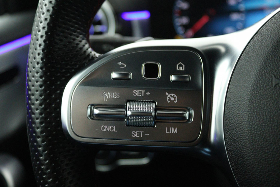 Mercedes-Benz A-Klasse 180 Business Solution AMG (STOELVERWARMING, SFEERVERLICHTING, ACHTERUITRIJCAMERA, CRUISE CONTROL, NAVI)