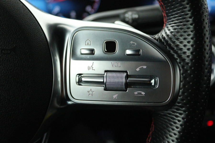 Mercedes-Benz A-Klasse 180 Business Solution AMG (STOELVERWARMING, SFEERVERLICHTING, ACHTERUITRIJCAMERA, CRUISE CONTROL, NAVI)