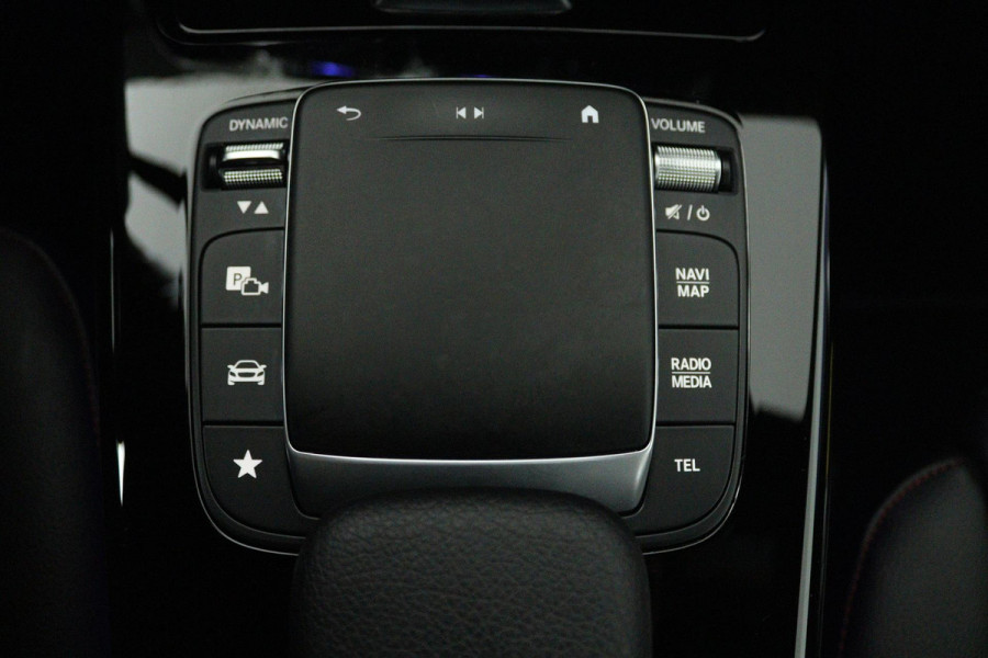 Mercedes-Benz A-Klasse 180 Business Solution AMG (STOELVERWARMING, SFEERVERLICHTING, ACHTERUITRIJCAMERA, CRUISE CONTROL, NAVI)