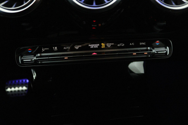Mercedes-Benz A-Klasse 180 Business Solution AMG (STOELVERWARMING, SFEERVERLICHTING, ACHTERUITRIJCAMERA, CRUISE CONTROL, NAVI)