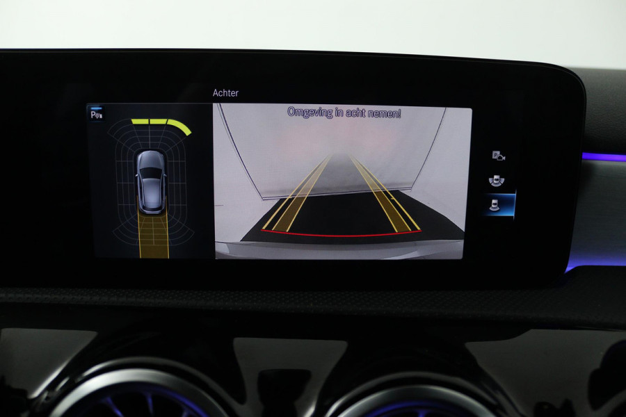 Mercedes-Benz A-Klasse 180 Business Solution AMG (STOELVERWARMING, SFEERVERLICHTING, ACHTERUITRIJCAMERA, CRUISE CONTROL, NAVI)