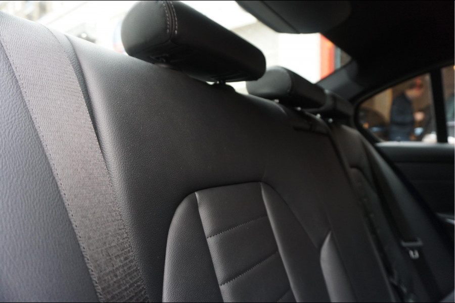 BMW 3-serie 330i Business Edition Plus M-SPORT | BTW | NL AUTO | LASER | LEER | PANORAMADAK | Sfeer | BMW Dealer onderhouden | Topstaat |