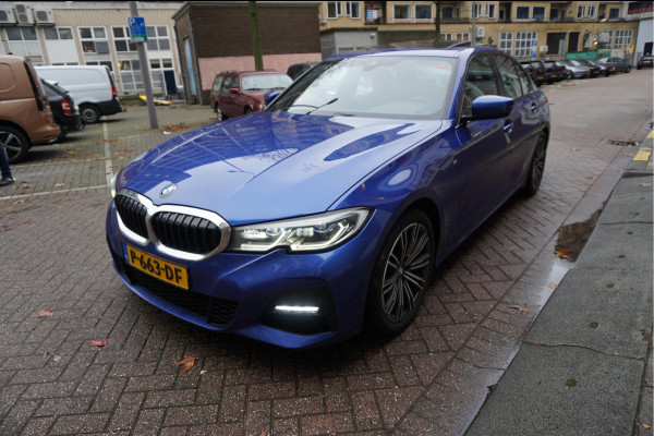 BMW 3-serie 330i Business Edition Plus M-SPORT | BTW | NL AUTO | LASER | LEER | PANORAMADAK | Sfeer | BMW Dealer onderhouden | Topstaat |