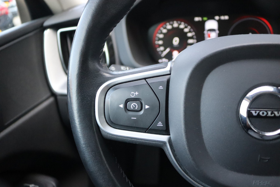 Volvo XC60 2.0 T8 Twin Engine AWD Momentum Pro Open-dak/Trekhaak/Camera/Leder/Carplay-android
