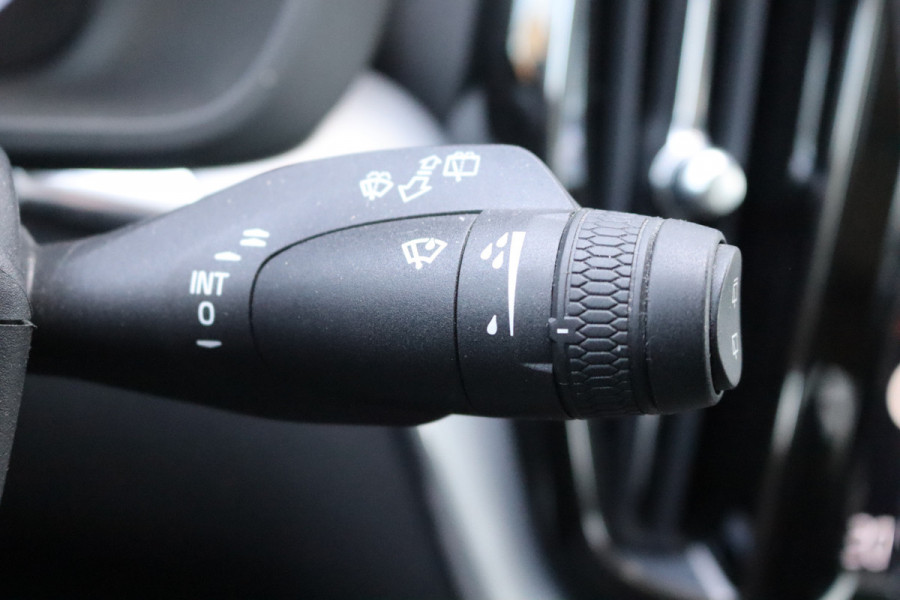 Volvo XC60 2.0 T8 Twin Engine AWD Momentum Pro Open-dak/Trekhaak/Camera/Leder/Carplay-android