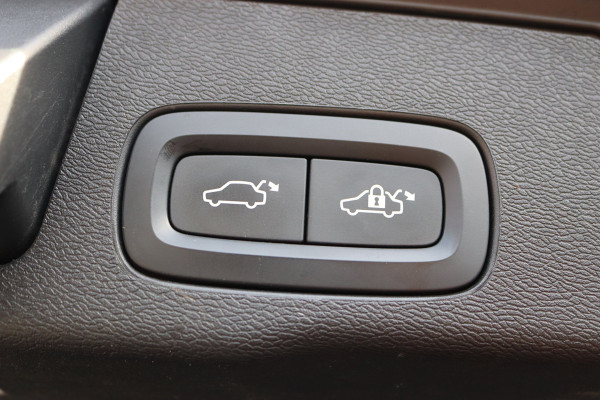 Volvo XC60 2.0 T8 Twin Engine AWD Momentum Pro Open-dak/Trekhaak/Camera/Leder/Carplay-android