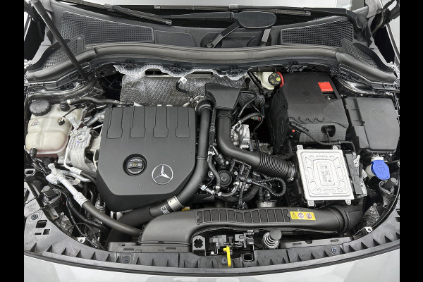 Mercedes-Benz B-Klasse 180 Business Solution AMG Panoramadak | Lichtmetalen velgen | MBUX  wide screen | navigatie | Parking support | Sfeerverlichting | Inclusief 24 maanden MB Certified garantie voor Europa.