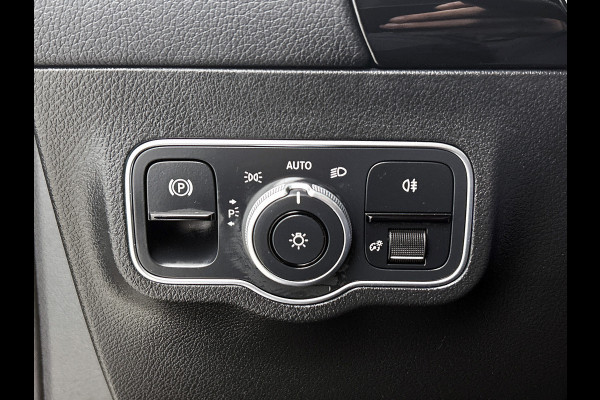 Mercedes-Benz B-Klasse 180 Business Solution AMG Panoramadak | Lichtmetalen velgen | MBUX  wide screen | navigatie | Parking support | Sfeerverlichting | Inclusief 24 maanden MB Certified garantie voor Europa.