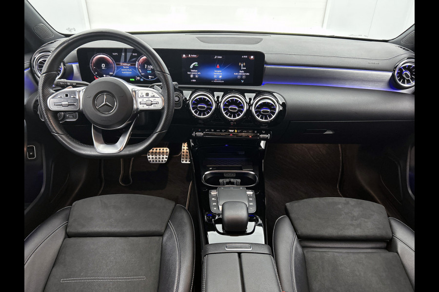 Mercedes-Benz A-Klasse 250 e Business Solution AMG Limited 5 Spaaks lichten metalen | MBUX wide screen | Navigatie | Parking support met camera achter | Inclusief 24 maanden MB Certified garantie voor Europa.