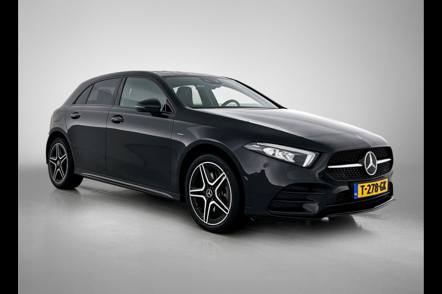 Mercedes-Benz A-Klasse 250 e Business Solution AMG Limited 5 Spaaks lichten metalen | MBUX wide screen | Navigatie | Parking support met camera achter | Inclusief 24 maanden MB Certified garantie voor Europa.