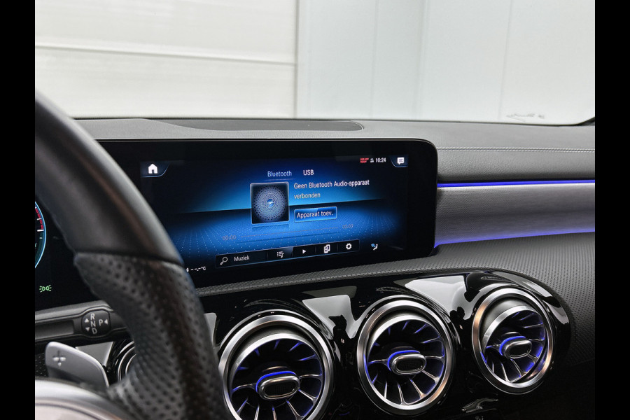 Mercedes-Benz A-Klasse 250 e Business Solution AMG Limited 5 Spaaks lichten metalen | MBUX wide screen | Navigatie | Parking support met camera achter | Inclusief 24 maanden MB Certified garantie voor Europa.