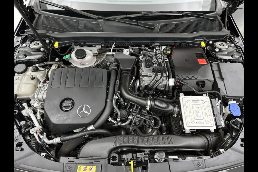 Mercedes-Benz A-Klasse 250 e Business Solution AMG Limited 5 Spaaks lichten metalen | MBUX wide screen | Navigatie | Parking support met camera achter | Inclusief 24 maanden MB Certified garantie voor Europa.