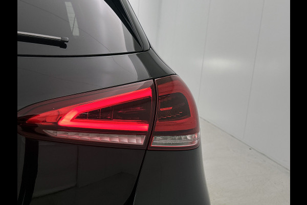 Mercedes-Benz A-Klasse 250 e Business Solution AMG Limited 5 Spaaks lichten metalen | MBUX wide screen | Navigatie | Parking support met camera achter | Inclusief 24 maanden MB Certified garantie voor Europa.