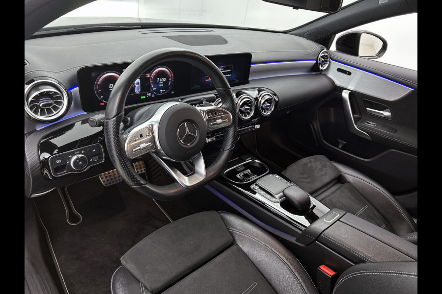Mercedes-Benz A-Klasse 250 e Business Solution AMG Limited 5 Spaaks lichten metalen | MBUX wide screen | Navigatie | Parking support met camera achter | Inclusief 24 maanden MB Certified garantie voor Europa.