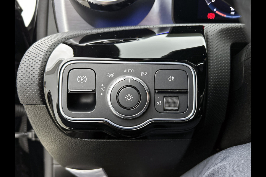 Mercedes-Benz A-Klasse 250 e Business Solution AMG Limited 5 Spaaks lichten metalen | MBUX wide screen | Navigatie | Parking support met camera achter | Inclusief 24 maanden MB Certified garantie voor Europa.