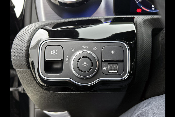 Mercedes-Benz A-Klasse 250 e Business Solution AMG Limited 5 Spaaks lichten metalen | MBUX wide screen | Navigatie | Parking support met camera achter | Inclusief 24 maanden MB Certified garantie voor Europa.
